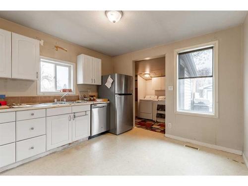 340 20 Street North, Lethbridge, AB - Indoor Photo Showing Kitchen With Double Sink