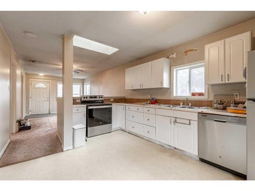 340 20 Street North, Lethbridge, AB - Indoor Photo Showing Kitchen With Double Sink