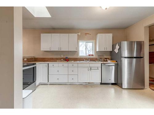 340 20 Street North, Lethbridge, AB - Indoor Photo Showing Kitchen