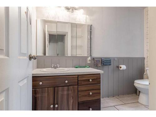 340 20 Street North, Lethbridge, AB - Indoor Photo Showing Bathroom