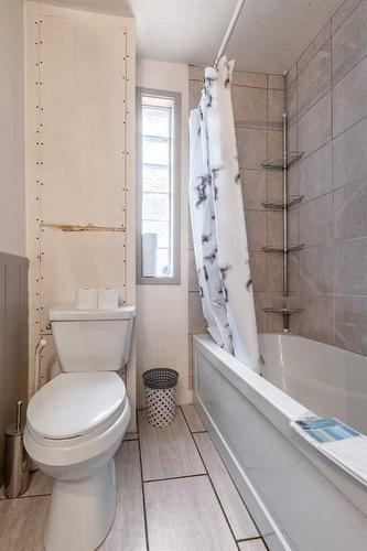 340 20 Street North, Lethbridge, AB - Indoor Photo Showing Bathroom