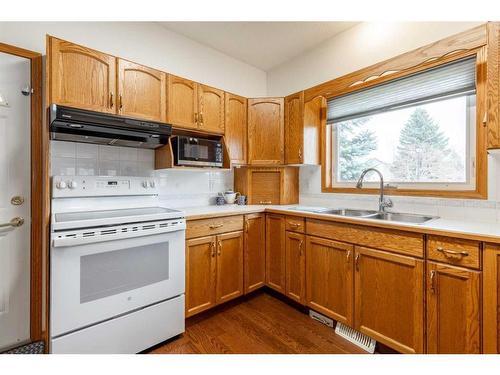 9-50 Fairmont Boulevard South, Lethbridge, AB - Indoor Photo Showing Kitchen With Double Sink