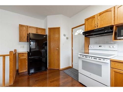 9-50 Fairmont Boulevard South, Lethbridge, AB - Indoor Photo Showing Kitchen