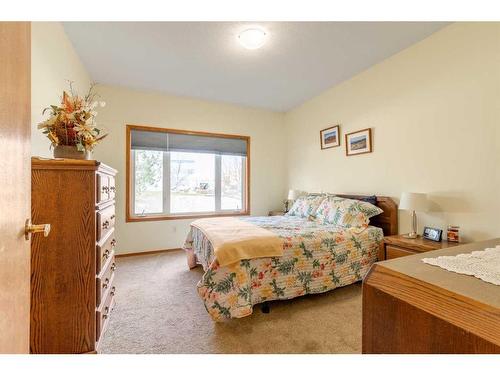 9-50 Fairmont Boulevard South, Lethbridge, AB - Indoor Photo Showing Bedroom