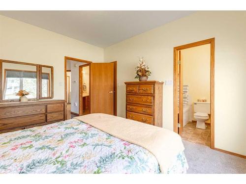 9-50 Fairmont Boulevard South, Lethbridge, AB - Indoor Photo Showing Bedroom