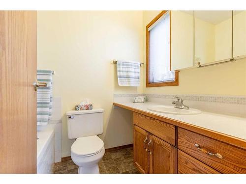 9-50 Fairmont Boulevard South, Lethbridge, AB - Indoor Photo Showing Bathroom