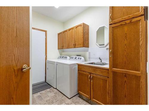 9-50 Fairmont Boulevard South, Lethbridge, AB - Indoor Photo Showing Laundry Room