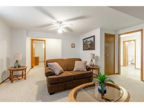 9-50 Fairmont Boulevard South, Lethbridge, AB - Indoor Photo Showing Living Room