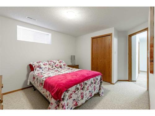 9-50 Fairmont Boulevard South, Lethbridge, AB - Indoor Photo Showing Bedroom