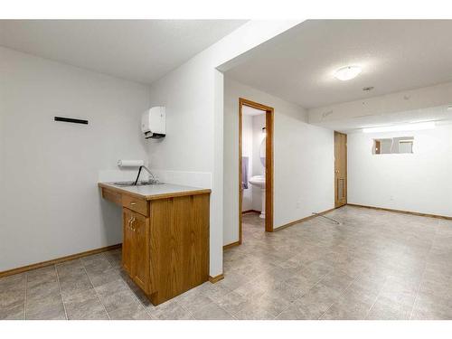 9-50 Fairmont Boulevard South, Lethbridge, AB - Indoor Photo Showing Other Room