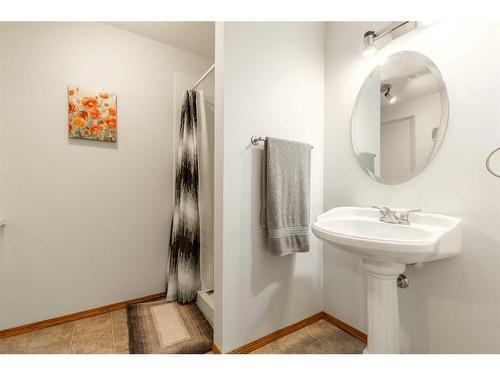 9-50 Fairmont Boulevard South, Lethbridge, AB - Indoor Photo Showing Bathroom