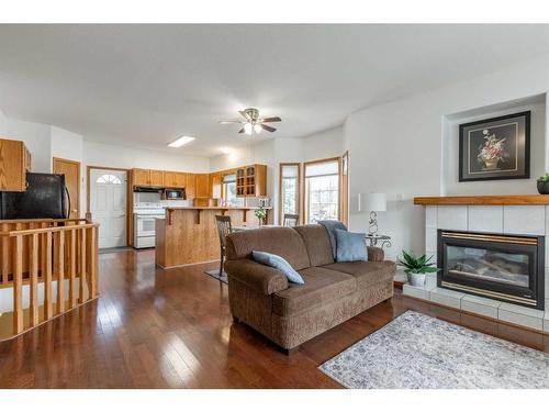 9-50 Fairmont Boulevard South, Lethbridge, AB - Indoor Photo Showing Living Room With Fireplace