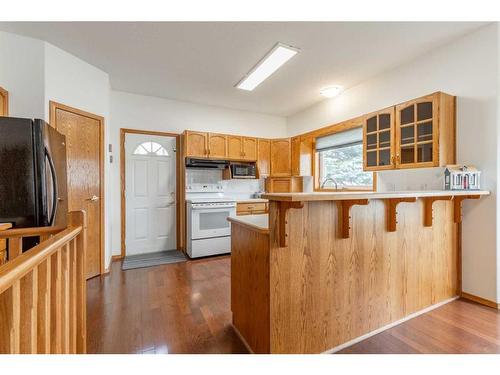 9-50 Fairmont Boulevard South, Lethbridge, AB - Indoor Photo Showing Kitchen