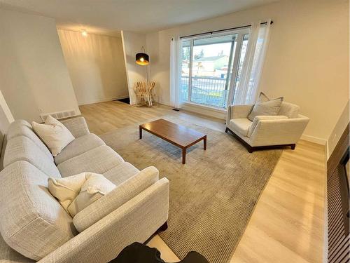 150 Oxford Road West, Lethbridge, AB - Indoor Photo Showing Living Room