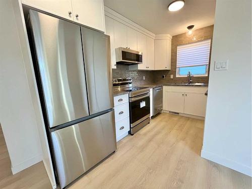 150 Oxford Road West, Lethbridge, AB - Indoor Photo Showing Kitchen