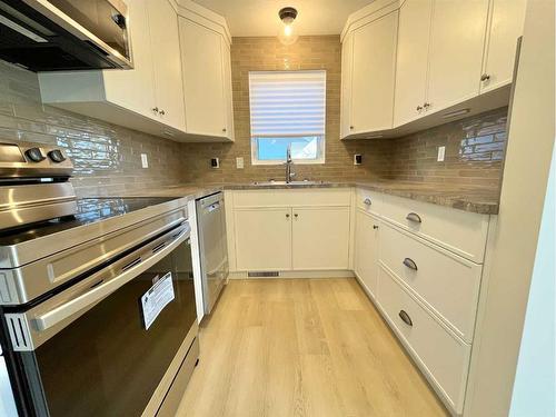 150 Oxford Road West, Lethbridge, AB - Indoor Photo Showing Kitchen