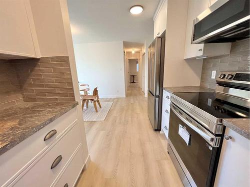 150 Oxford Road West, Lethbridge, AB - Indoor Photo Showing Kitchen With Upgraded Kitchen