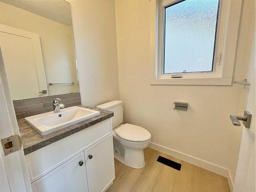 150 Oxford Road West, Lethbridge, AB - Indoor Photo Showing Bathroom