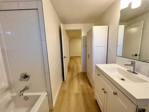 150 Oxford Road West, Lethbridge, AB - Indoor Photo Showing Bathroom