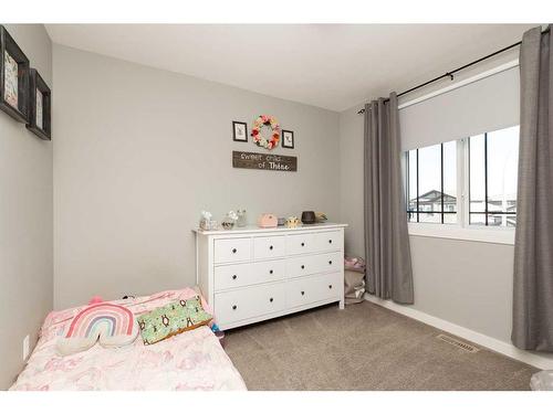 44 Alma Isobell Hodder Crescent North, Lethbridge, AB - Indoor Photo Showing Bedroom