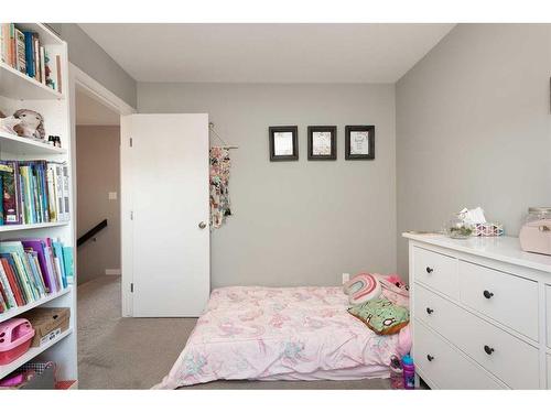 44 Alma Isobell Hodder Crescent North, Lethbridge, AB - Indoor Photo Showing Bedroom