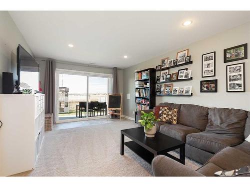 44 Alma Isobell Hodder Crescent North, Lethbridge, AB - Indoor Photo Showing Living Room