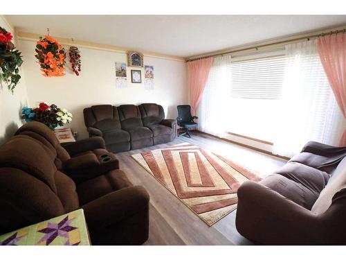 6008 53 St, Taber, AB - Indoor Photo Showing Living Room