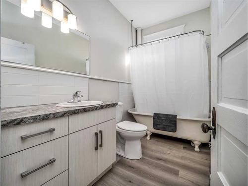 1506 6 Avenue South, Lethbridge, AB - Indoor Photo Showing Bathroom