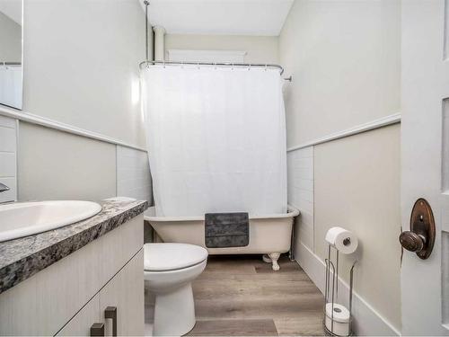 1506 6 Avenue South, Lethbridge, AB - Indoor Photo Showing Bathroom