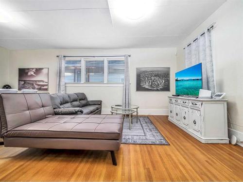 1506 6 Avenue South, Lethbridge, AB - Indoor Photo Showing Living Room