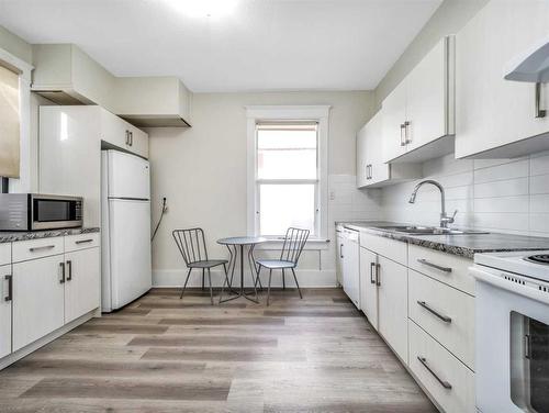 1506 6 Avenue South, Lethbridge, AB - Indoor Photo Showing Kitchen