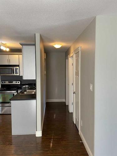 8-893 Mt Sundance Manor West, Lethbridge, AB - Indoor Photo Showing Kitchen