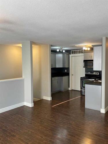 8-893 Mt Sundance Manor West, Lethbridge, AB - Indoor Photo Showing Kitchen