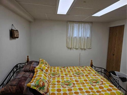 609 6A Avenue North, Vauxhall, AB - Indoor Photo Showing Bedroom