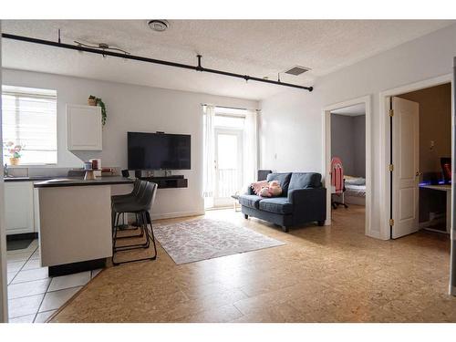 201-414 6 Street South, Lethbridge, AB - Indoor Photo Showing Living Room