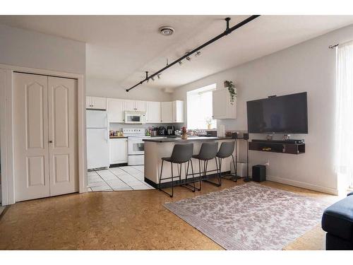 201-414 6 Street South, Lethbridge, AB - Indoor Photo Showing Kitchen