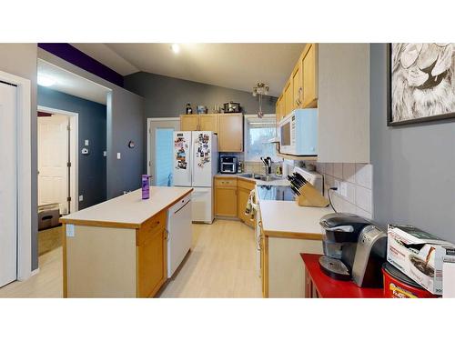 190 Blackfoot Court West, Lethbridge, AB - Indoor Photo Showing Kitchen With Double Sink