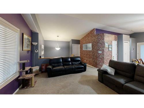 190 Blackfoot Court West, Lethbridge, AB - Indoor Photo Showing Living Room