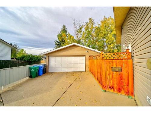 30 Purdue Court West, Lethbridge, AB - Outdoor With Exterior