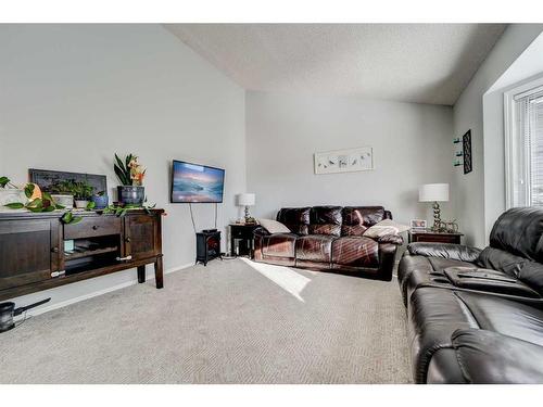 30 Purdue Court West, Lethbridge, AB - Indoor Photo Showing Living Room