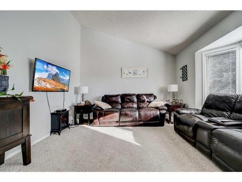 30 Purdue Court West, Lethbridge, AB - Indoor Photo Showing Living Room