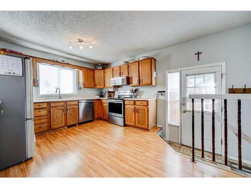 30 Purdue Court West, Lethbridge, AB - Indoor Photo Showing Kitchen