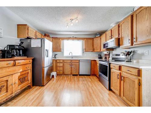 30 Purdue Court West, Lethbridge, AB - Indoor Photo Showing Kitchen