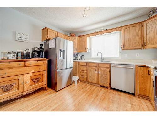 30 Purdue Court West, Lethbridge, AB - Indoor Photo Showing Kitchen