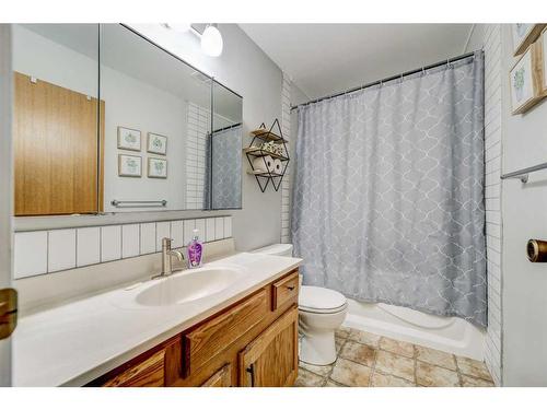 30 Purdue Court West, Lethbridge, AB - Indoor Photo Showing Bathroom