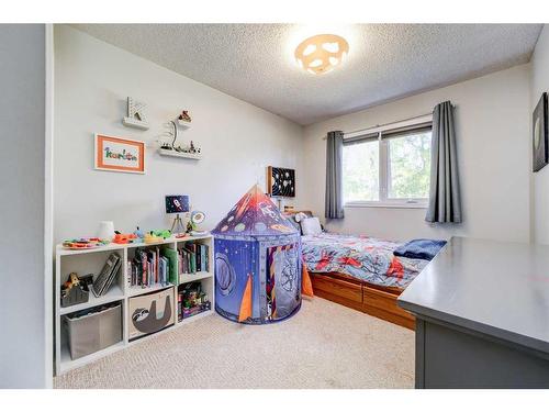 30 Purdue Court West, Lethbridge, AB - Indoor Photo Showing Bedroom