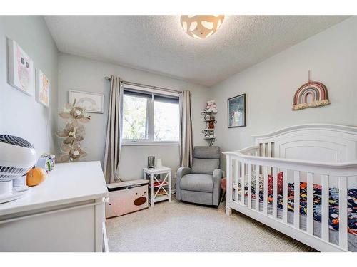 30 Purdue Court West, Lethbridge, AB - Indoor Photo Showing Bedroom