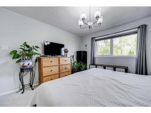 30 Purdue Court West, Lethbridge, AB - Indoor Photo Showing Bedroom