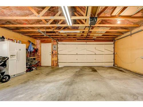 30 Purdue Court West, Lethbridge, AB - Indoor Photo Showing Garage