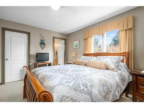 51 Sunrise Circle Sw, Medicine Hat, AB - Indoor Photo Showing Bedroom